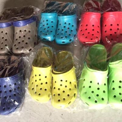 China Instock Wholesale Instock Cavity Cushioning High Quality Cheap Crocses Hole Waterpoof EVA Garden Shoes Beach Sandals Clog Flat Non-slip Sandals for sale