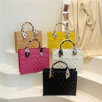 China 2022 wholesale PORTABLE handbags luxury handbags for women purses and ladies handbags for sale