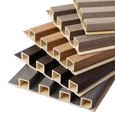 China Precio barato Materiales de construcción de casas decorativas Económicas Granos de madera Pvc Wpc paneles de pared en venta