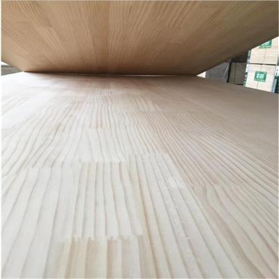 中国 More Cheaper price Eco-friendly Solid Wood Radiate Pine Finger Joint Wood Board For Furniture Making 販売のため