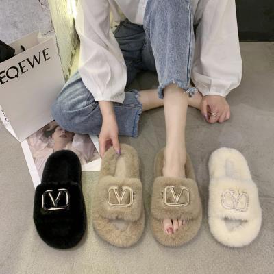 China 2020 Ladies Summer Fashion Rhinestone Slippers Breathable Outdoor Home Wear Fur Slippers for sale