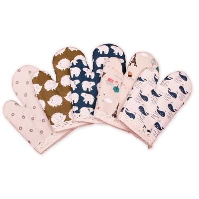 China Solid Heat Resistant Professional Thickening Kitchen Cute Animal Tree Pattern Oven Mitts Gloves for sale