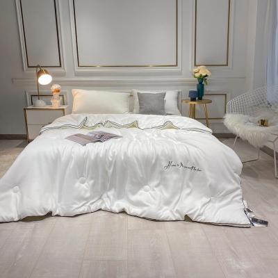 China Home Wholesale Factory Cotton 300TC Luxury Comforter Set Queen Comforter Reversible Sleepy Comforter Customized Embroidered Logo for sale