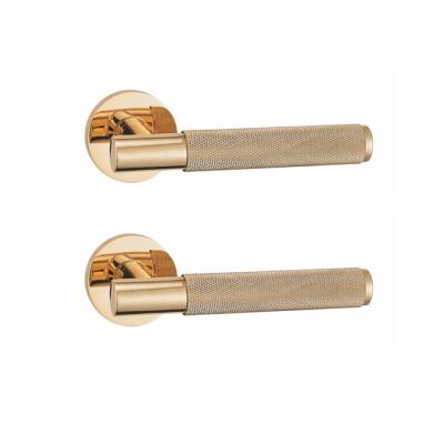 China EUROPEAN 24K Gold Knurled Rosette Type Luxury Door Handle Knurled Brass Lever Bedroom Door Knob Gold Door Handle for sale