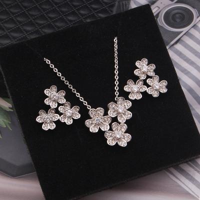 China Trendy Factory Brazilian Rose Gold Clover Jewelry Sets 18k Gold Plated Diamond Earrings and Necklaces for Dubai Bridal for sale