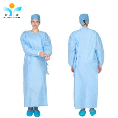 China Vestido quirúrgico disponible de la sangre anti, alcohol anti del vestido médico del 120*140cm SMS en venta