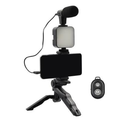 China Microphone Kit With Light Smartphone Video Vlogging Kit Vlog Tripod Streaming Microphone Kit With Light And Tripod for sale