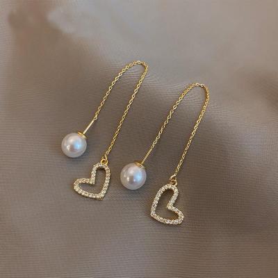 China Fashion Trendy Korean Pearl Ear Dangle Line Long Peach Heart Pearl Earrings Gold Tassel Jewelry Pearl Earrings For Women for sale