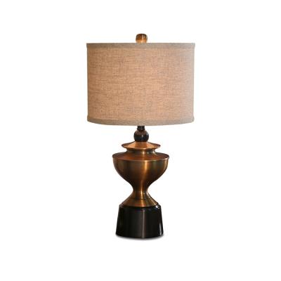 China Farmhouse Hot Product Metal Base LED Light Luxury Retro Table Lamp for sale