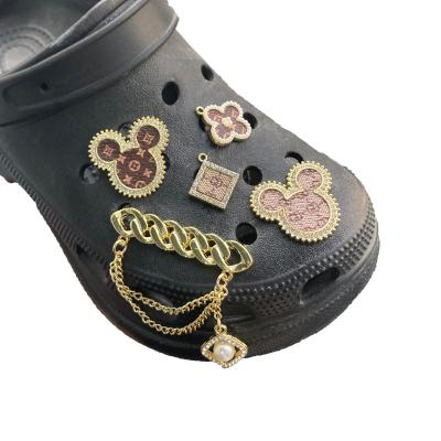 China Luxury designer croc charms hobble charm for bling metal croc shoe hobble accessories charms fit for famous alloy croc hobble charm for wholesale for sale