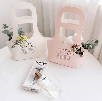 China Recycled Materials Fashion Design Handle Hand Lid Thick Folding Kraft Window Display Decor Package Paper Flower Bag Paper Box Gift Box for sale