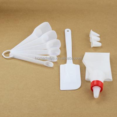 China Sustainable Set of 3 Pieces Plastic Cake Decorating Tools with Measuring Spoon-Spatula and Pastry Bag for sale