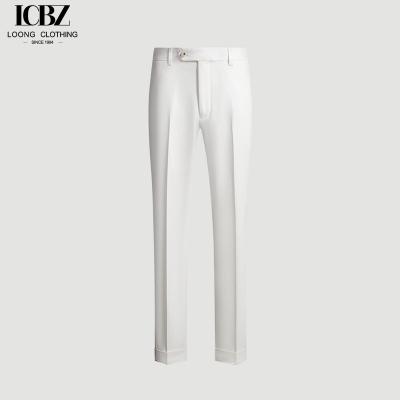 China Pantalones de traje blanco masculino de color personalizado con características antiarrugas y versátiles en venta