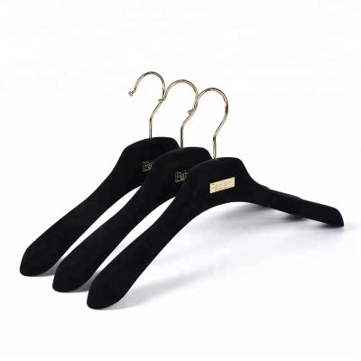 China Multifunctional high quality black velvet plastic coat hangers with logo for sale