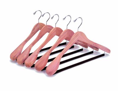 China CLASSIC America Cedar Wooden Suit Hangers, Eco Unpainted Natural Wood Coat Hangers, Wider Shoulder Wood Hangers with Trouser Bar for sale