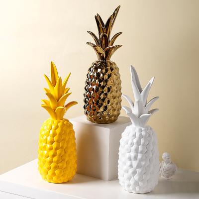 China Woondecoratie luxury durable gold table top ornaments accessories house living room decorative pineapple shape ceramic handwork for sale