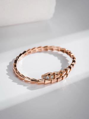 China Large Emerald Luxury Brand Jewelry Engraved Gold BVL Bracelet for sale