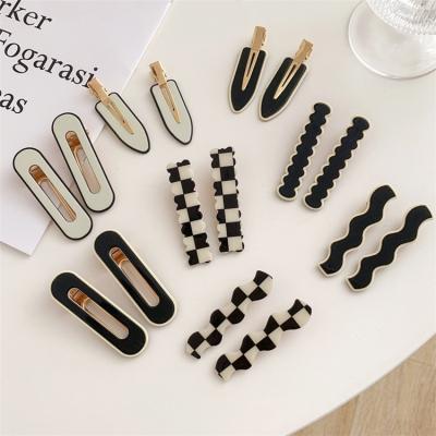 China Japan and Korean 2021 new black white acrylic wave hair clips accessories korean style hairpins hair grips wholesale for sale