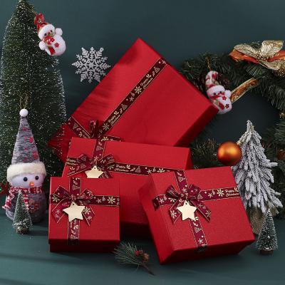 China Artesanía de regalos Papel rígido de colores personalizado Envasado de caja de regalos de Navidad con cinta en venta