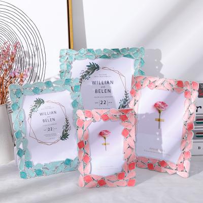 China Environmental Materials 6 Inch Creative Beautiful Elegant Gift Decor Resin Photo Picture Frame For Friends for sale