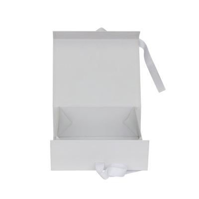 China Recyclable Customize Large White Foldable Magnetic Closure Gift Cardboard Shipping Luxury Paper Box For Clothes Garment Packaging for sale