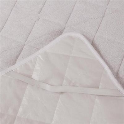 China Waterproof Twin XL Size Quilted Waterproof Cotton / Polyester Mattress Pad With Elastic Corner for sale