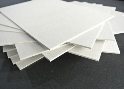 Chine Évaluez un panneau de puce gris avec les feuilles anticourbures de carton de certificat de papier de GV réutilisées par 100% à vendre