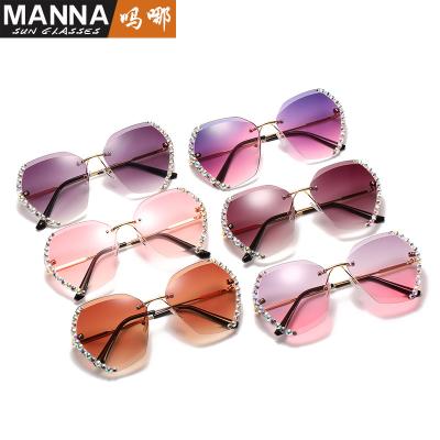 China Fashion Sunglasses Women Shape Supplier Professional Women Summer Diamond-encrusted Ultra-thin UV Protection Sunglasses for sale