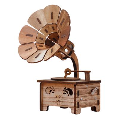 China Desktop Decoration Wooden Hand Crank Music Box, Vintage Phonograph Wooden Musical Box Gifts for Birthday/Christmas/Valentine's Day for sale