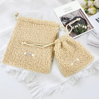 China Custom Security SA8000 GRS Yile Fleece Drawstring Bag With Cotton Sherpa Women Travel Favor Cosmetic Bags for sale