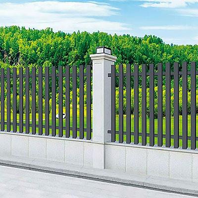 China Modern Decorative Aluminum Privacy Fence with Horizontal Slat and Wood Texture Panels for sale