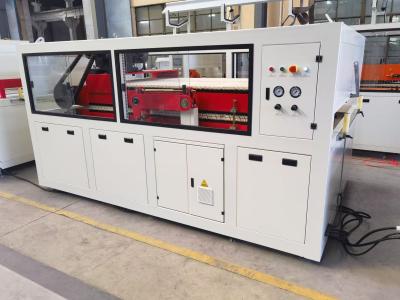 China UPVC-Fenster- und Türrahmenmachine WPC-PVC-Profil-Extrusionslinie AC-Motor Kunststoff-Extruder-Konstruktion Kunststoff-PVC / UPVC-Profil-Wanddeckenmaschine zu verkaufen