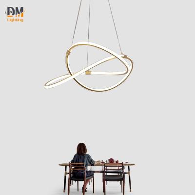 China New Modern Modern Acrylic Gold Design DMA Lighting Chandeliers Ceiling Table Pendant Light Contemporary LED Stripe à venda