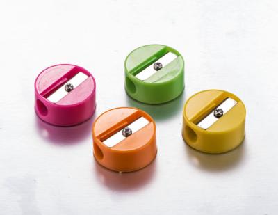 China PS+Metal Round Single Hole Plastic Pencil Sharpeners With Mirror Multi Function for sale