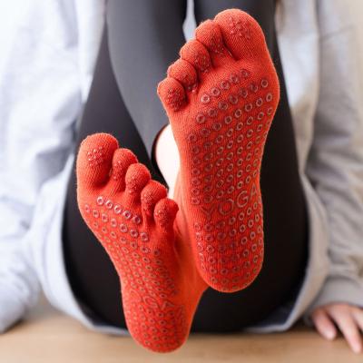 China Breathable Solid Color Non-slip Pilates Boots Soft Comfortable Sports Women Toe Socks Sweat-wicking Gym Indoor Yoga Socks for sale