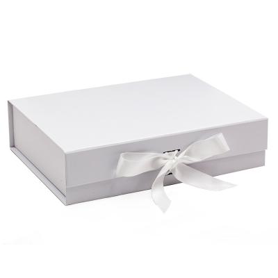 China Recycled Brand Materials High Quality White Magnetic Gift Present Box Printing With Beautiful Ribbon for sale