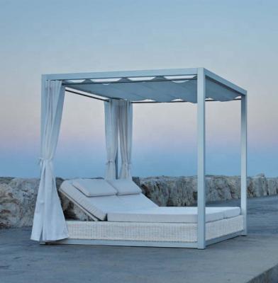 China Outdoor White Metal Garden Canoy Day Bed With Canopy for sale