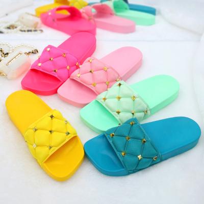 China Fashion Trend 2022 Summer Fashion Flat Casual Faux Stone Indoor Outdoor Slippers Round Toe Slippers Plus Size Beach Slides for sale