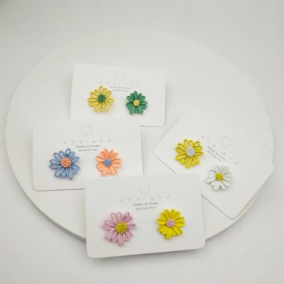 China Factory Direct Sales FASHIONABLE Asymmetrical Daisy Earrings Jewelry Women Flower Stud Earrings for sale