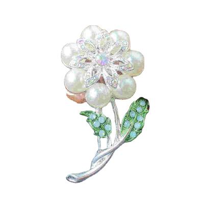 China Fashion Jewelry Pearl Metal Brooch Rhinestone Applique Brooches Pins For Women Daily Decoration for sale