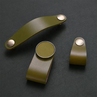 China Factory Wholesale Modern Leather Drawer Pull Antique Cabinet Handles Solid Full Grain Leather Belt Wardrobe Door Handle Kitchen Knobs for sale