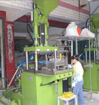 China 4KW machts het Verticale Injectie het Vormen Systeem van het Machine Servodynamische besturingselement Te koop