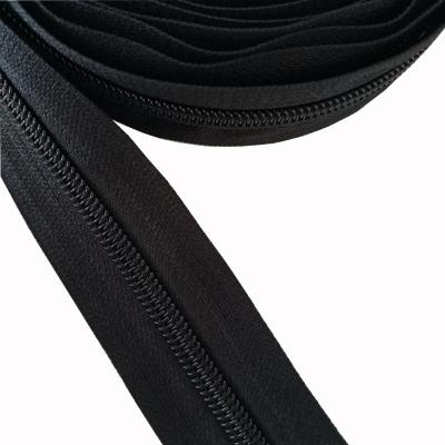 中国 Double sliders nylon zipper open in roll 販売のため