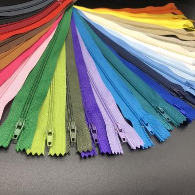 中国 Other cheap stock end-end nylon zipper 3# zipper in stock for sale 販売のため