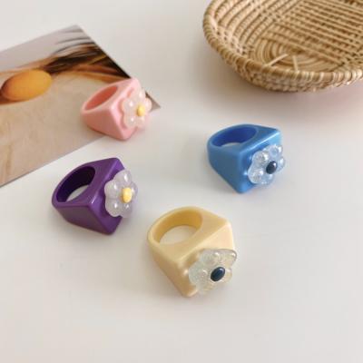 China FASHIONABLE Design Resin Fun Design Niche Color Ring Ins Style Playful Contrasting Acrylic Sweet Little Girl Flower Ring for sale