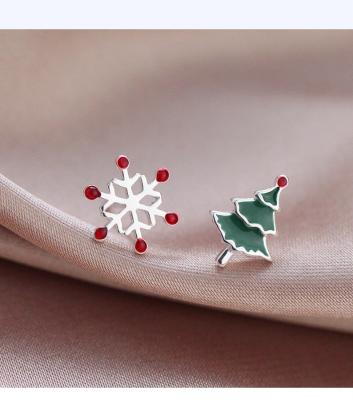 China Cute Christmas Jewelry Cute Asymmetrical Eice Tree and Tiny Snowflake Stud Earrings 18k Gold For Christmas Gift for sale