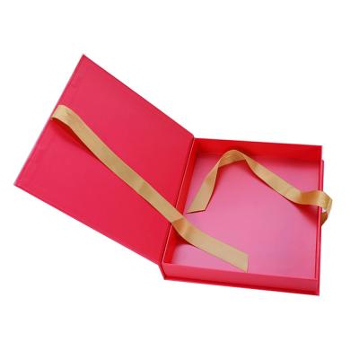 China Luxury Recycled Materials Kraft Paper Packaging Gift Box With Ribbon Closure for sale