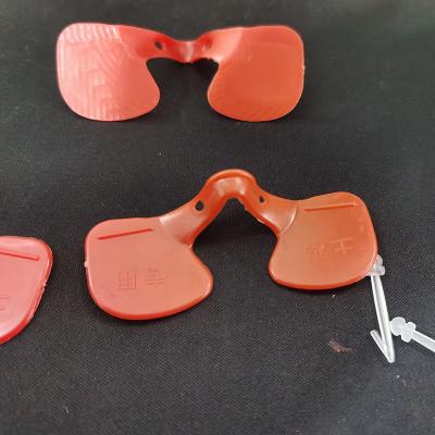 China Gafas de pollo red red y redonda de peso ligero Máscara antipequeo para pollos adultos en venta