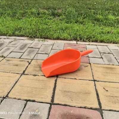 China Handy Long Handle Orange Feed Shovels Eco-friendly For Poultry Feeding Frango de criação de aves de capoeira à venda