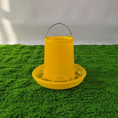 China Cubo amarillo redondo de plástico para raciones de aves de corral 5 galones en venta